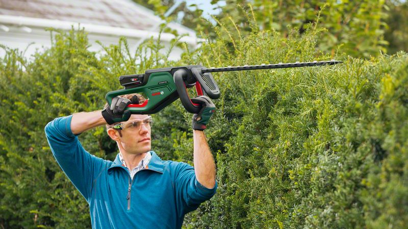 Akku-Heckenschere UniversalHedgeCut 18V-50, 1 Akku 18V 2,5Ah und Ladegerät Bosch